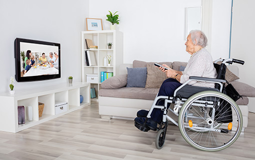 居家看电视集成定向声,声音更清晰,助力老年人听见听清